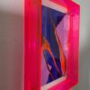 Kleines abstraktes Kunstwerk in Blau, Pink und Orange mit Neonrahmen, Titel: It’s a dream