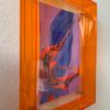 Abstraktes Bild Jump mit orangenem Acrylrahmen, energiegeladene Pinselbewegung in Blau, Orange und Violett, moderne abstrakte Kunst mit Ausdruckskraft