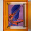 Abstraktes Bild Jump mit orangenem Acrylrahmen, energiegeladene Pinselbewegung in Blau, Orange und Violett, moderne abstrakte Kunst mit Ausdruckskraft