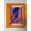 Abstraktes Bild Jump mit orangenem Acrylrahmen, energiegeladene Pinselbewegung in Blau, Orange und Violett, moderne abstrakte Kunst mit Ausdruckskraft