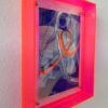 Abstraktes Kunstwerk Loops & Oops mit pinkem Acrylrahmen, dynamische Malerei in Blau und Orange, modernes Wandbild für kreative Raumgestaltung