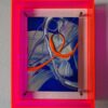 Abstraktes Kunstwerk Loops & Oops mit pinkem Acrylrahmen, dynamische Malerei in Blau und Orange, modernes Wandbild für kreative Raumgestaltung