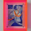 Abstraktes Kunstwerk Loops & Oops mit pinkem Acrylrahmen, dynamische Malerei in Blau und Orange, modernes Wandbild für kreative Raumgestaltung