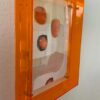 Minimalistische abstrakte Kunst in Weiß und Orange mit Acrylglasrahmen, Titel: Meet me