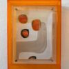 Minimalistische abstrakte Kunst in Weiß und Orange mit Acrylglasrahmen, Titel: Meet me