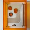 Minimalistische abstrakte Kunst in Weiß und Orange mit Acrylglasrahmen, Titel: Meet me