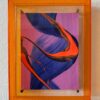 Abstrakte Malerei Smooth Operator mit orangenem Acrylrahmen, blaue und orange Pinselstriche auf violettem Hintergrund, moderne Wandkunst mit Eleganz
