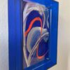 Abstrakte Malerei in Weiß, Blau und Orange mit Acrylglasrahmen, Titel: Sway