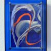 Abstrakte Malerei in Weiß, Blau und Orange mit Acrylglasrahmen, Titel: Sway